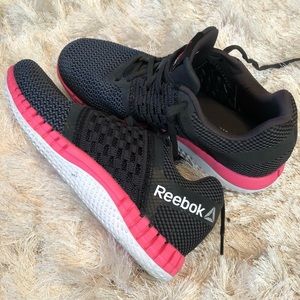 New women’s Reebok running / tennis shoes